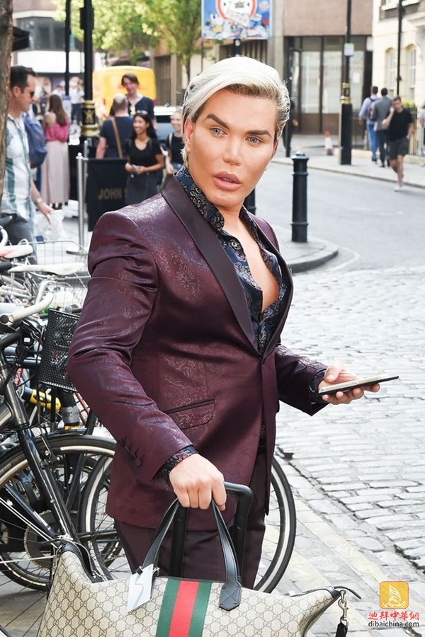 他花200万迪整成“芭比男友”因与护照不符在迪拜机场被拦截……