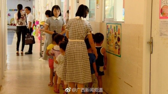 幼儿园呕吐发烧事件,孩子幼儿园发生集体呕吐事件