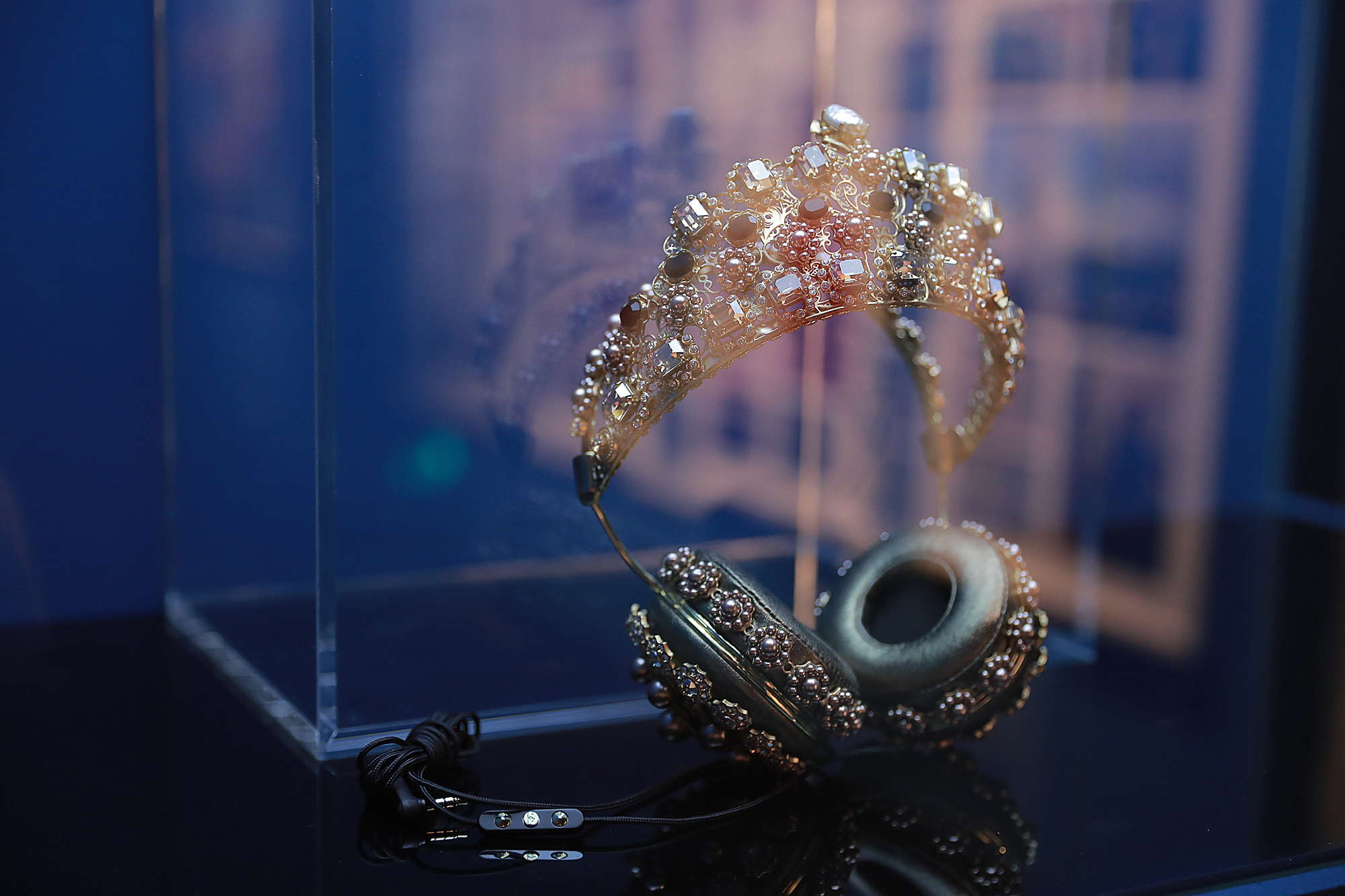 6个艺术主题回顾时尚界的150年：他们高喊“要*爱做**，不要战争”