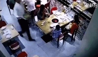 惊恐15秒！火锅热汤洒向小孩后，大人应该怎么办？