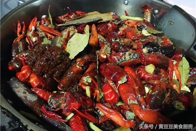 湖北油焖小龙虾加黄瓜的正宗做法,油焖小龙虾加土豆和黄瓜家常做法