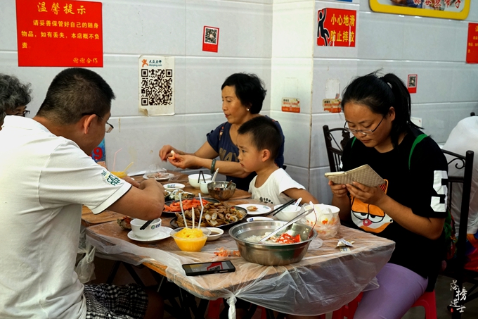 三亚天气一直显示下雨能去吗,十月中旬三亚天气下雨吗