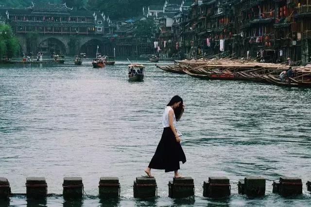 《景区包场指南》：如何在人肉堆里拍出“空无一人”的照片？