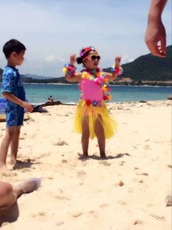 在三亚的沙滩上晒太阳,三亚海边晒太阳