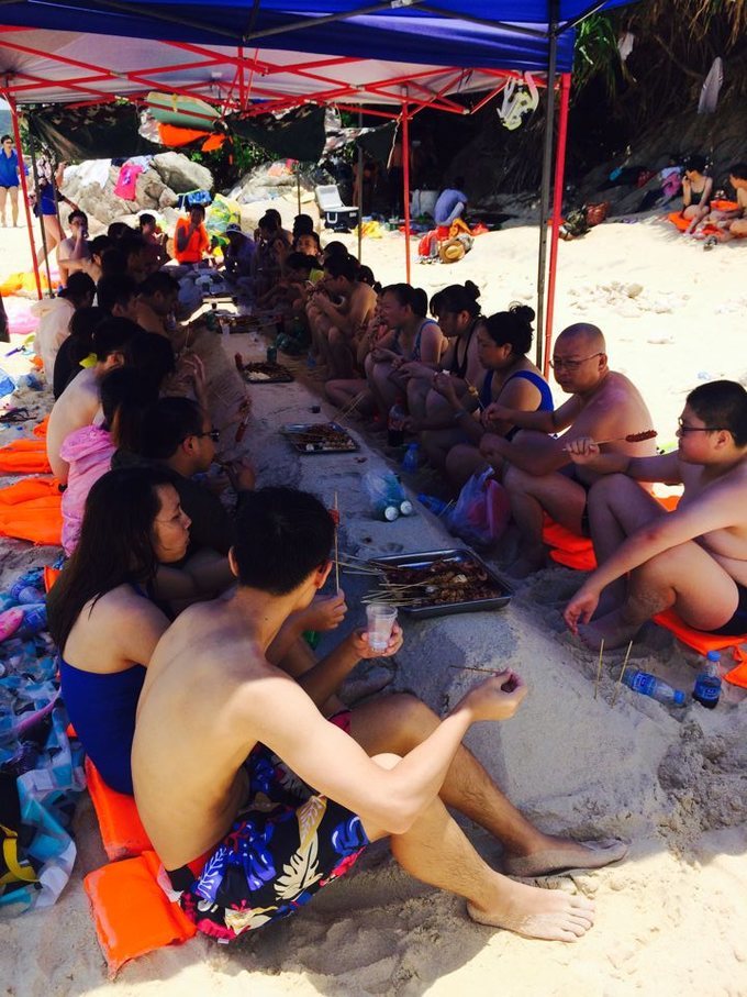 在三亚的沙滩上晒太阳,三亚海边晒太阳