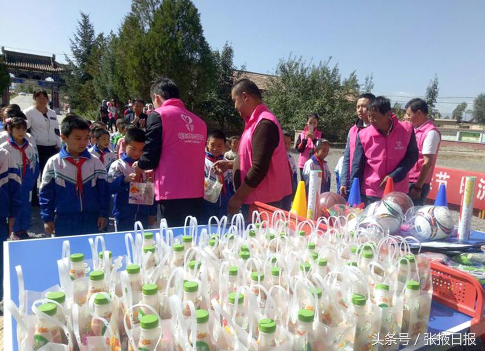 暖流志愿者,志愿者慰问贫困学生送爱心送温暖