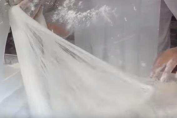 男子把“一块糖”拉出几万根丝，20块钱一盒，一年赚几十万！