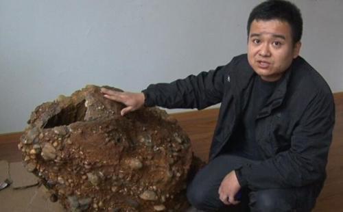 村民挖出亿年怪石,挖出千年巨石洞的视频
