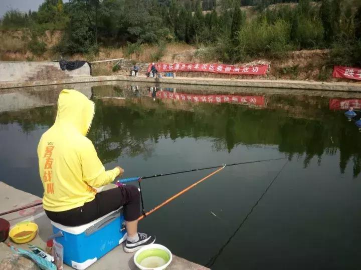 一群老大爷钓鱼,一群大爷岸上钓鱼