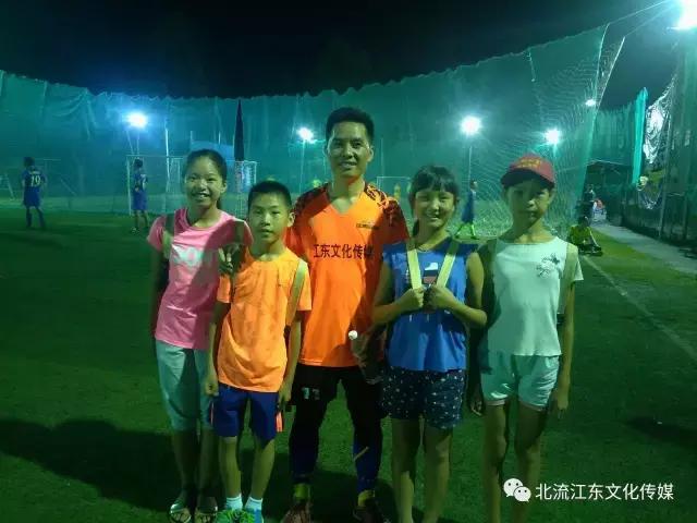 小学生足球小记者采访模板,足球联赛小记者报道