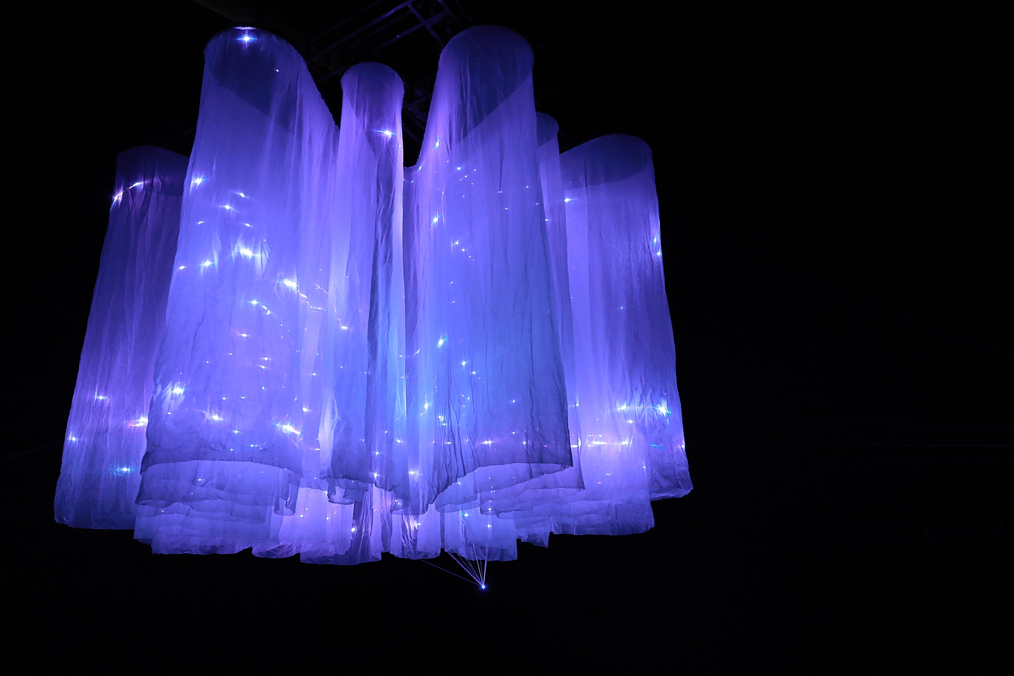 老程序员用几块破“蚊帐布”，创造最绚丽多彩的“云纱”艺术