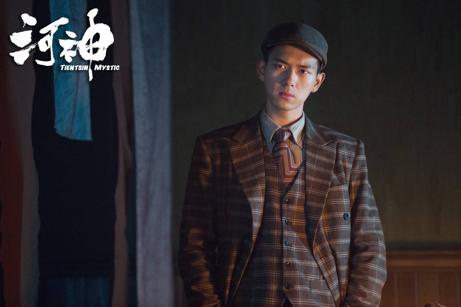 李现女友疑曝光，饭后一同回公寓，女方曾是校花