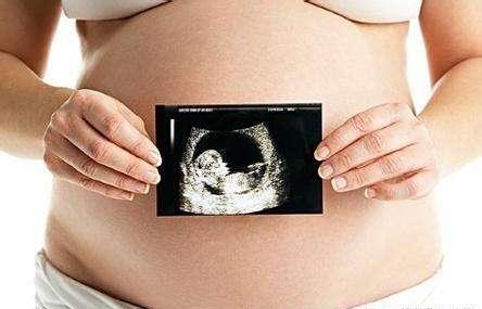 刚出生宝宝被医生夸一脸,妈妈打刚出生小宝宝一巴掌哭了