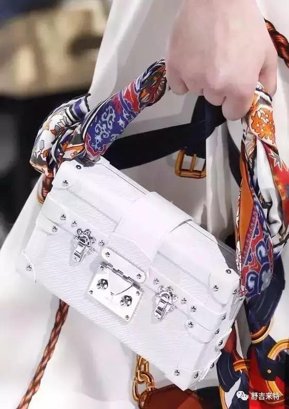 怎么防止包包油边磨损缠丝巾,如何用丝巾遮挡包包的损坏