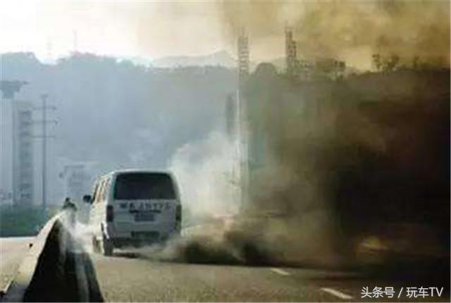 严重烧机油冒黑烟什么原因,烧机油冒白烟怎么处理