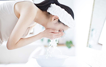 用手挤脸上的痘痘,挤脸上的痘痘会爆炸