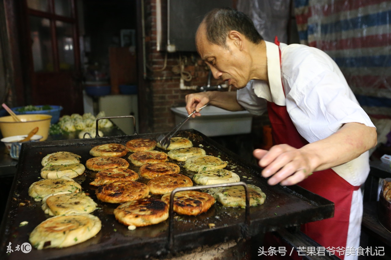 葱油饼，可炸可煎，比阿大葱油饼漂亮，芒果君爷爷示范煎炸二法