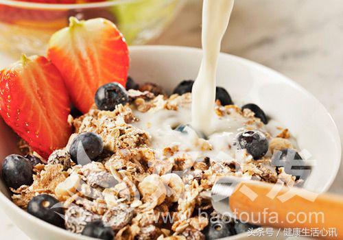 头发不出油但是脱发是怎么回事,高中女孩头发出油脱发怎么回事