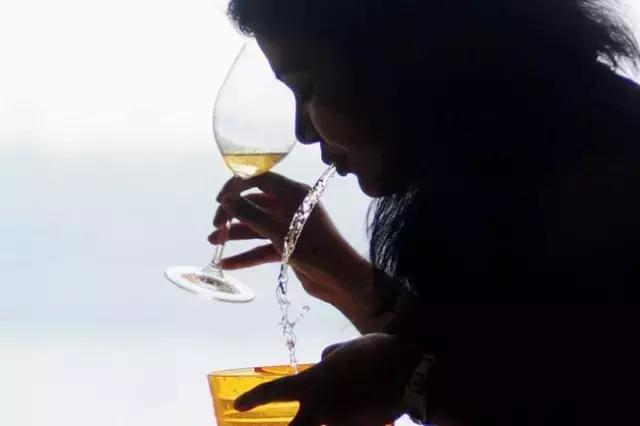 怎么优雅的吐烟,如何吐酒视频教程