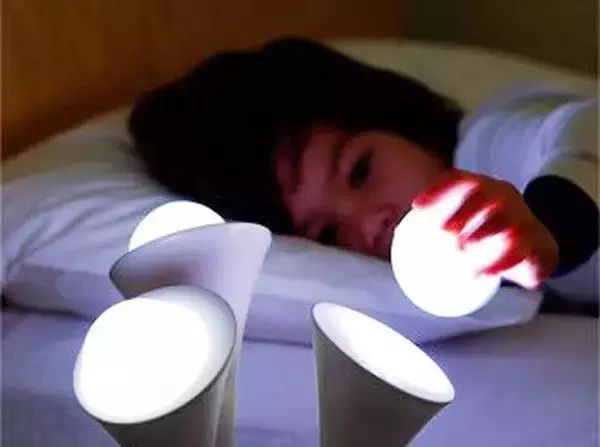 小夜灯会对孩子发育有什么坏处,黄色的小夜灯会影响宝宝视力吗
