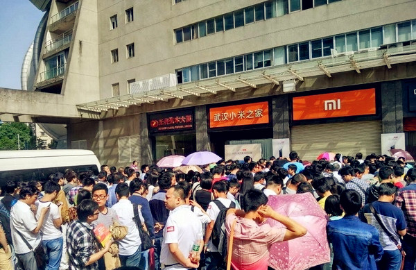 外国人买国产手机,外国小伙买了一个国产手机