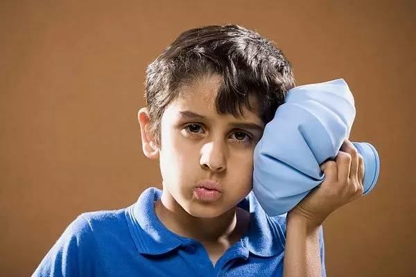 宝宝头上撞了个包很硬一直不消,宝宝头上撞了一个包