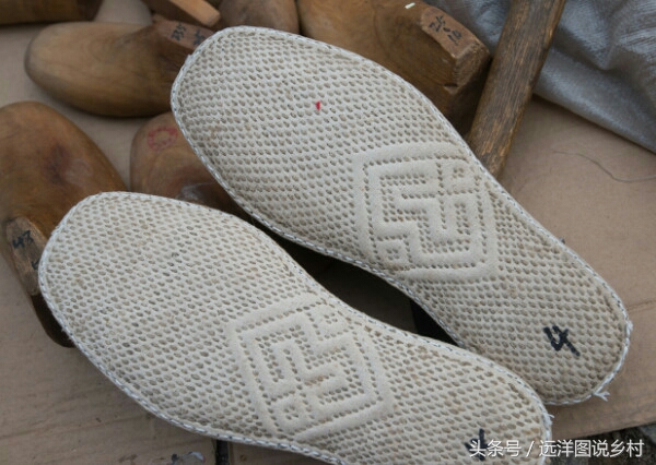 农村集市卖手工布鞋,摆摊卖布鞋能挣钱吗