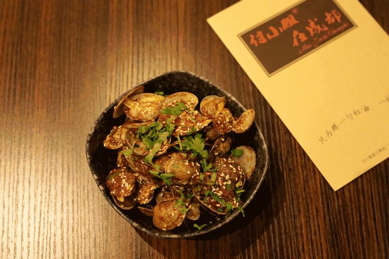 海归老板放弃百万年薪，怒倒600份汤底为找纯正的成都串串味道