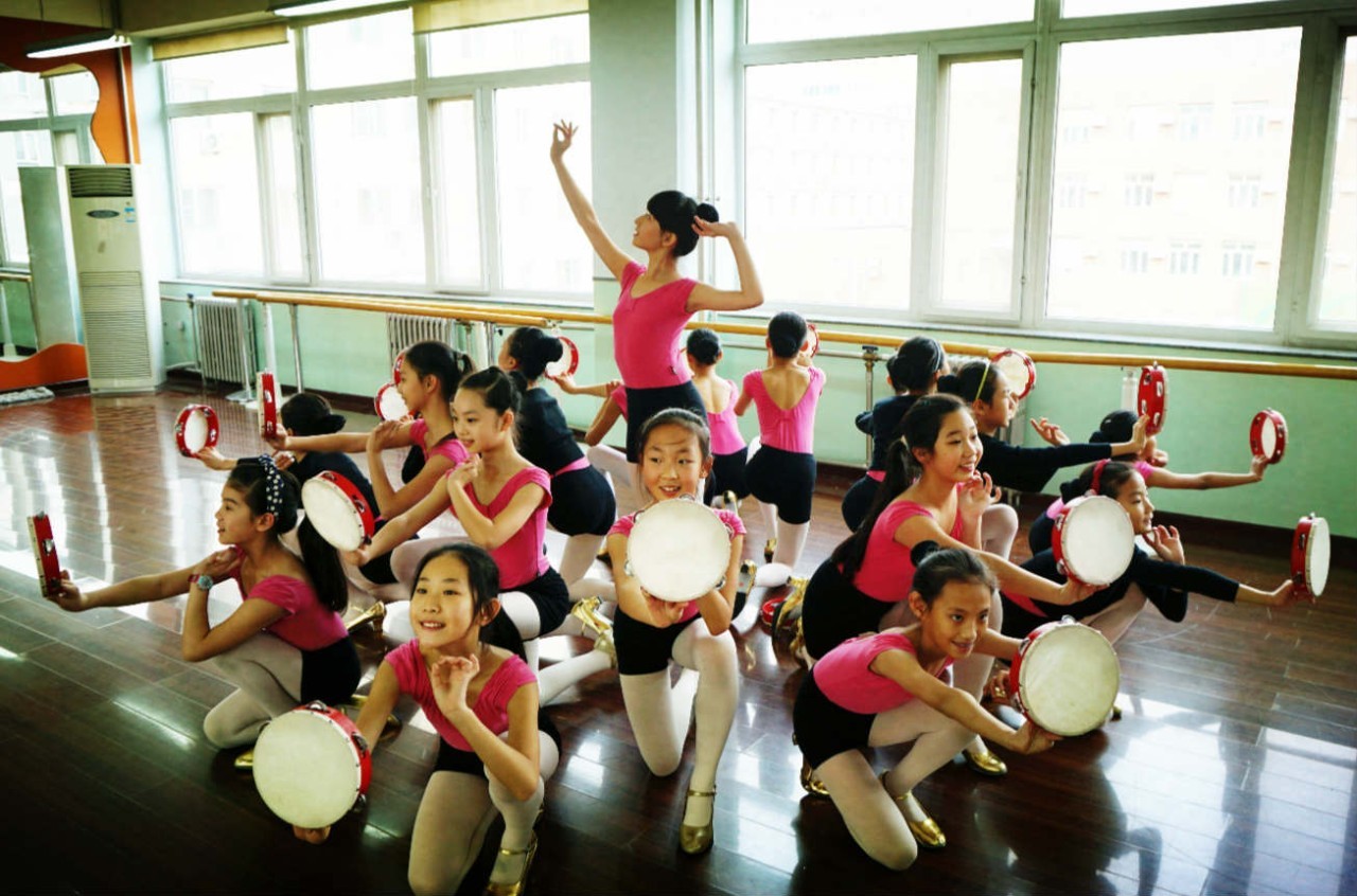 孩子们参加社团活动,孩子参加的学校团体活动