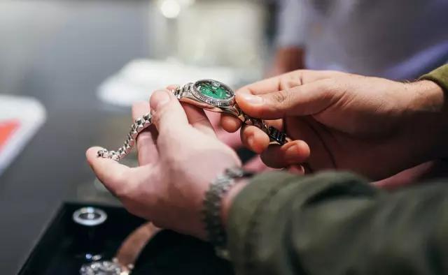 买了有瑕疵的手表怎么办,手表外观有瑕疵是质量问题吗