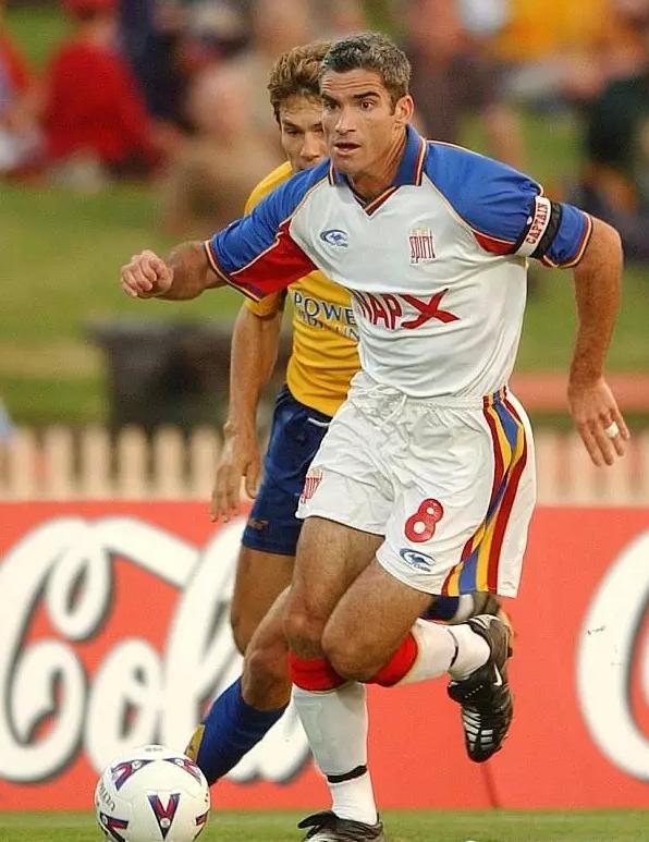 澳球星公然将手放女儿胸前上下游走，并遭镜头直播！网友：太猥琐