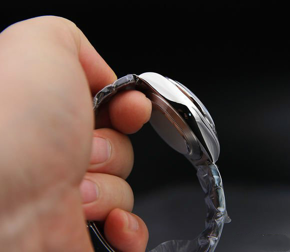 劳力士迪通拿戴着丢人吗,劳力士迪通拿金表是真的吗