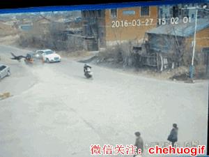 女孩过马路摔倒被车轧二次,女孩过马路被车撞到