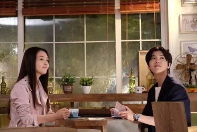 她是武大校花，也是小赵默笙，现与鹿晗拍广告又和吴世勋合作电影