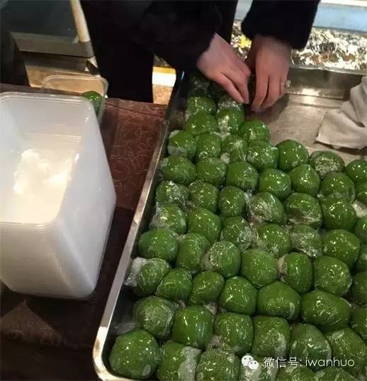 如何制作咸蛋黄肉松青团,咸蛋黄肉松酥教程