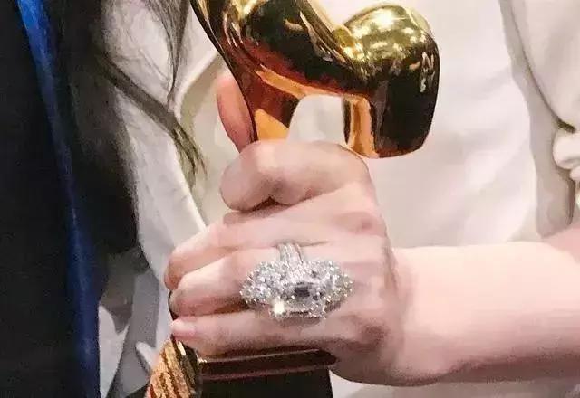 婚戒是定制还是买,婚戒买钻石还是莫桑钻