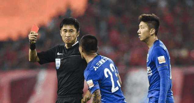 裁判屡次判罚惹争议,为什么裁判成为场上的焦点