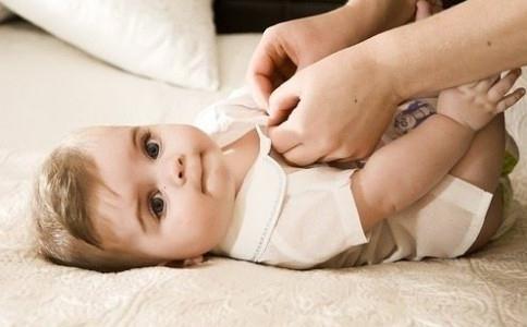 新生女宝宝分泌白色奶状物,出生30天的宝宝分泌白色分泌物