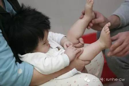 1岁前给孩子把尿,婆婆给宝宝把尿的危害