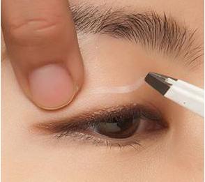 如何不做手术让内双眼皮成为外双,刚做的双眼皮如何才能变得自然