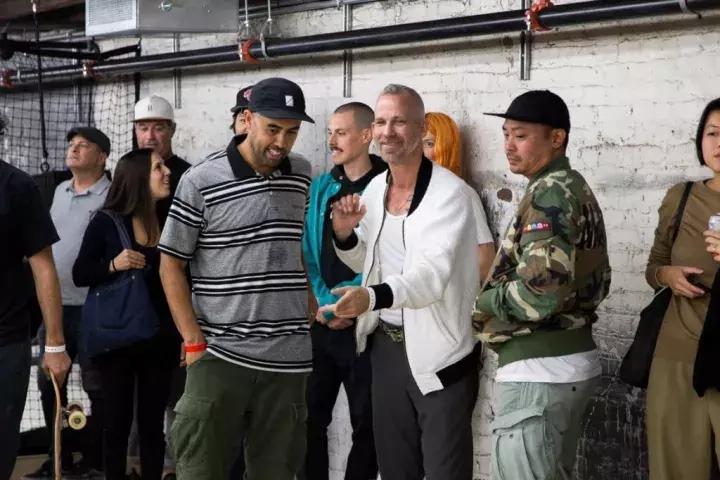 一件t恤才400,supreme经典款t恤