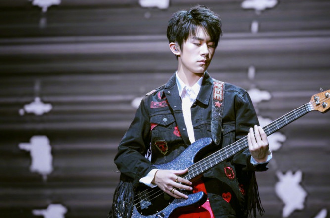 易烊千玺50张日常照片,易烊千玺穿白袜子的照片