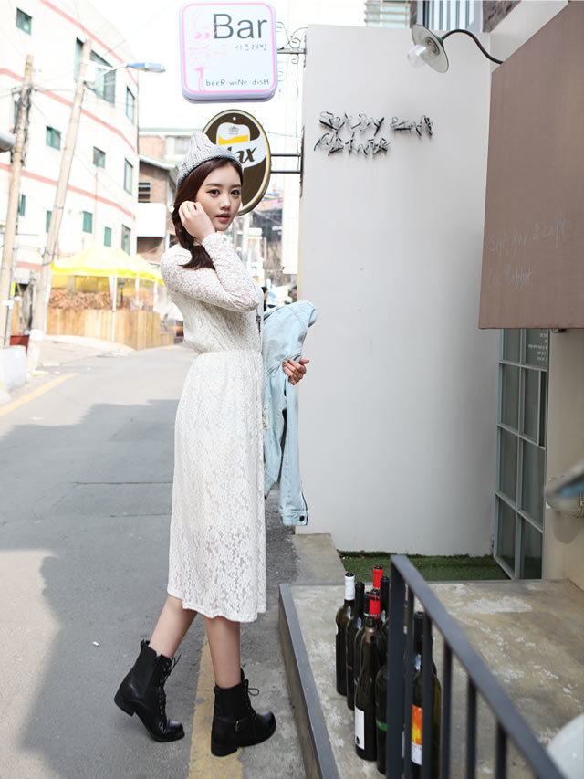 孙允珠露肩牛仔连衣裙,孙允珠破洞毛线衣配湛蓝方格裙