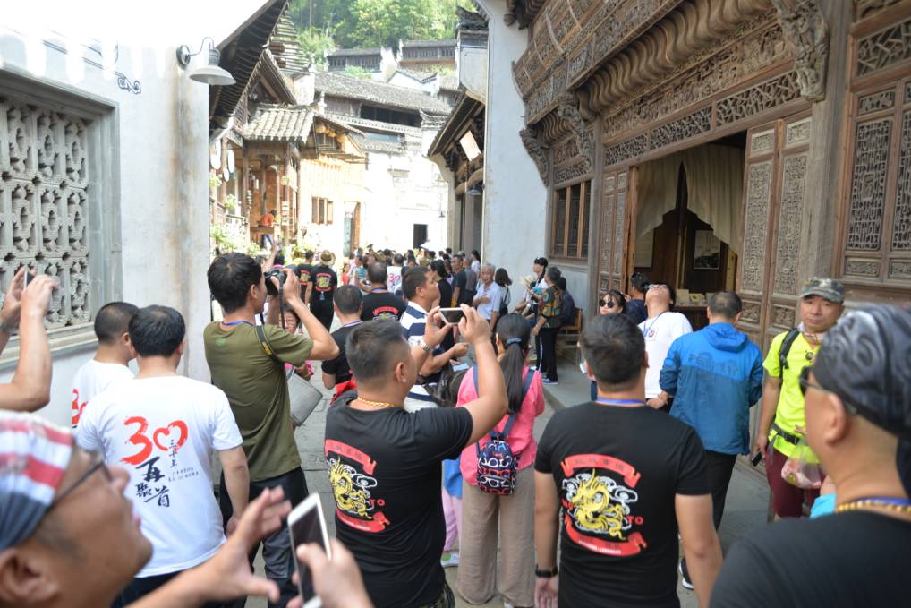 「国庆第7天」婺源又一大事发生，500铁骑进村赏秋