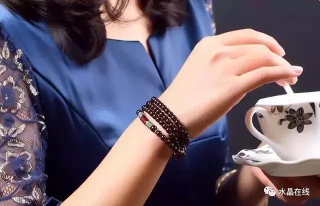戴天然水晶功效是什么样的,戴纯天然水晶的利弊