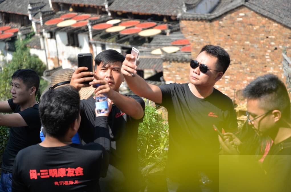 「国庆第7天」婺源又一大事发生，500铁骑进村赏秋