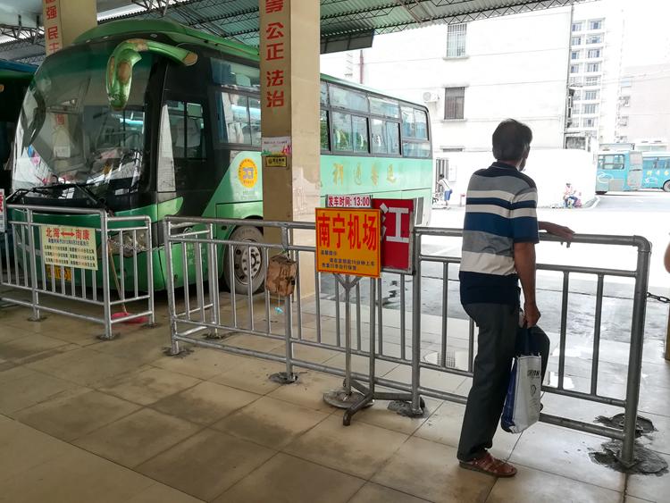 国庆最后一天的北海车站，火车站挤死人，汽车站空寥寥