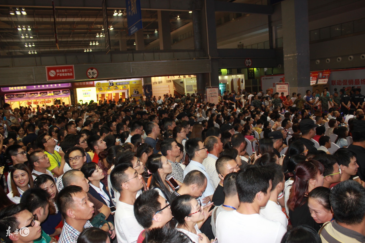 芳华心理罪紧急撤档，空天猎缝纫机乐队提档，红人吴京拄着拐站队