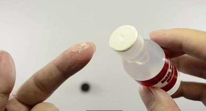 强力胶滴到手上怎样处理,胶水粘住手怎么办小妙招