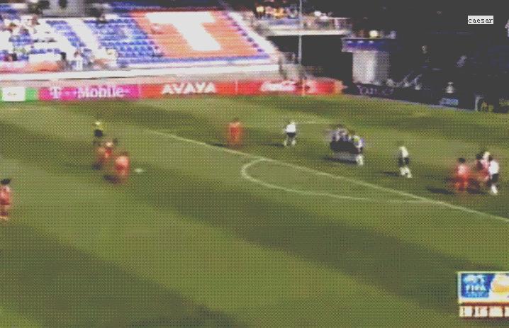 曾经与梅西抢首发的中国球员,比肩梅西的天才